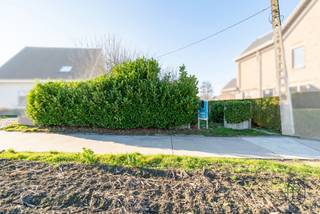 Verscholen in een kalme woonstraat vlak bij het hart van Ruien ligt deze aantrekkelijke bouwgrond, bestemd voor een halfopen woning. Hier woont u...