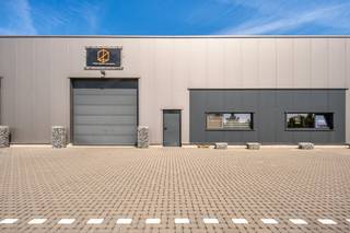 Strategisch gelegen nieuwbouw KMO-unit van 280 m² te huur in de industriezone Genk-Zuid. Deze locatie biedt directe toegang tot op- en afrit 30 en...