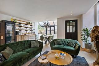 In het charmante Sint-Annakwartier, in Brugge, ligt deze uitzonderlijk gerenoveerde herenwoning. De woning, momenteel succesvol uitgebaat als B&B...