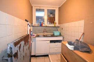 Ontdek het potentieel van deze ruime gezinswoning, ideaal gelegen aan de stadsrand van Mechelen. Met een bewoonbare oppervlakte van circa 193 m² en maar liefst 4 slaapkamers, biedt dit pand de perfecte basis om, na renovatie, uw droomhuis te creëren.<br /><br /><u><strong>Indeling en kenmerken:</strong></u><br />De woning verwelkomt u met een doorzonwoonkamer die overloopt in de eetkamer en open keuken. Vanuit de keuken heeft u directe toegang tot de tuin, een fijne buitenruimte met veel potentieel.<br /><br />Op de bovenverdiepingen bevinden zich:
<ul>
<li>Tussenverdieping: badkamer.</li>
<li>Eerste verdieping: 2 volwaardige slaapkamers.</li>
<li>Tweede verdieping: 2 volwaardige slaapkamers waarvan ééntje met vide.</li>
</ul>
<br /><u><strong>Locatie en troeven:</strong></u><br />De ligging is een absolute troef. U woont aan de stadsrand, maar met alle nodige voorzieningen binnen handbereik:<br /><br />Vlotte verbinding naar het station.<br />Winkels, scholen en openbaar vervoer op wandelafstand.<br />Snelle toegang tot belangrijke invalswegen.<br /><br />Interesse?<br />Grijp deze kans en maak van dit huis uw nieuwe thuis. Voor meer informatie of een bezichtiging, neem gerust contact op via 0494 03 06 40 of michael@immovos.be.<br />