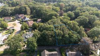 <p>Schitterend villaperceel van 1.439 m² voor de oprichting van een villa/ eengezinswoning. Deze villagrond ligt in een bosrijk en residentieel villapark in de buurt van natuurgebied "De Liereman" en op slechts 5 autominuten van de E34 Antwerpen-Eindhoven. Het perceel is ideaal georiënteerd en bovendien doodlopend omgeven door groen en biedt rust en privacy.</p>
<p>Bijzonderheden:</p>
<p>- Oriëntatie achtergevel: Noordoost<br />- Straatbreedte 40m<br />- Niet gelegen in een risicozone voor overstromingen<br />- Woonparkgebied<br />- Bosdecreet van toepassing<br />- Nutsvoorzieningen aanwezig in de straat<br />- Geen bouwverplichting<br />- Bouwvoorschriften op aanvraag verkrijgbaar</p>