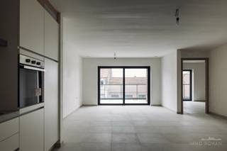 Gelegen in het hart van Avelgem, biedt dit stijlvolle, gelijkvloerse nieuwbouwappartement in 'Residentie Meersenzicht' alles wat je nodig hebt voor comfortabel wonen. Dankzij de uitstekende ligging ben je op korte afstand van winkels, scholen en belangrijke verkeersverbindingen.<br /><br />In het appartement zien we een inkomhal, gastentoilet, leefruimte met volledig ingerichte keuken, wasplaats, 1 slaapkamer, badkamer met dubbele lavabo en een inloopdouche. Terras van 3,70m².<br /><br />Eigenschappen:
<ul>
<li>Energiezuinig (E-peil = 45)</li>
<li>Verwarming door lucht-water warmtepomp en vloerverwarming</li>
<li>Ventilatiesysteem type D</li>
<li>Gemeenschappelijke fietsenberging</li>
<li>Optioneel een parkeerplaats aan te kopen</li>
</ul>
Met een woonoppervlakte van 92 m² biedt dit appartement een perfecte balans tussen comfort en functionaliteit. Dankzij het energiezuinige karakter geniet u van lage energiekosten en een aangename woonervaring.<br /><br />Prijs: exclusief BTW, registratie en bijkomende kosten.<br /><br />Meer info of een bezoek? Contacteer Kyamo De Smet: 0479 06 13 71