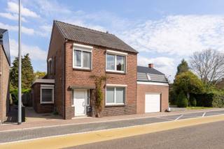 Instapklare gezinswoning te koop! <br /><br />Troeven:<br />- GEEN renovatieverplichting (EPC label C)<br />- Volledig instapklaar<br />- 4 slaapkamers<br />- Prachtige tuin<br /><br />Deze woning, door de jaren heen telkens netjes bijgehouden en gerenoveerd, wordt verkocht.<br />De woning bevat veel authentieke charme, die direct opvalt bij het binnenkomen. <br /><br />Via een mooie inkomhal is er toegang tot het verdiep, tot het privévertrek alsook tot de open keuken en leefruimte. Overal is een prachtige parketvloer terug te vinden. In deze woning valt het op dat lichtinval zo belangrijk is. De leefruimte bevat enorm veel raampartijen, een schuifdeur grenzend aan de tuin en geniet zo van enorm veel licht. Het dak hier op deze aanbouw is recent volledig gerenoveerd (en geïsoleerd).<br /><br />De keuken is volledig ingericht met alle nodige toestellen en heeft voldoende kastruimte. Verder vinden we nog een zeer ruime berging, een apart toilet, een grote badkamer met inloopdouche en alles werd volledig betegeld.<br />Om het plaatje compleet te maken, is er gelijkvloers nog een aparte garage.<br /><br />Op verdiep vinden we vervolgens vier kamers. Hiervan functioneren er drie als slaapkamer (11,5-12,5m²) en is er nog een kamer met toilet en lavabo. Deze zou eventueel ook nog voorzien kunnen worden van een douche.<br /><br />Om alles compleet te maken, is er nog een vaste trap naar de zolderverdieping. Ook deze is aangekleed als slaapkamer, waardoor er enorm veel potentieel is in de woning. Ook hier is het dak voorzien van isolatie.<br /><br />Naast het feit dat de daken geïsoleerd zijn, werd de spouw ook geïsoleerd en wordt de woning verwarmd op gas (condensatieketel HR). Dit alles zorgt voor een mooie EPC-score van 279 (label C).<br /><br />In de tuin ligt een beregeningsinstallatie en is alles prachtig onderhouden. Er is een bijgebouw voor fietsen en tuinmateriaal, alles is onderhoudsvriendelijk aangelegd en in totaal is het perceel 590m² groot. Verder is er ook een zij-ingang, zodanig dat u steeds met fietsen, vuilnis etc. langs het huis kan gaan.<br /><br />Indien u interesse heeft, contacteer ons door te mailen naar info@vastgoedfransen.be of te bellen op 011 64 55 00.