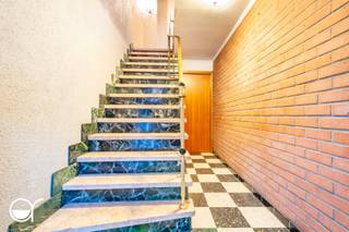 Deze woning is gelegen in een rustige buurt, dichtbij winkels, openbaar vervoer, scholen en de R4.Het betreft een half open bebouwing met 3...