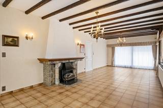 Op een toplocatie in Putte bevindt zich deze landelijke woning met 4 tot 5 slaapkamers (waarvan 1 op het gelijkvloers), een drievoudige garage en berging, gelegen op een schitterend perceel van maar liefst 2935 m². U geniet hier van een uitstekende bereikbaarheid via belangrijke invalswegen, alsook op fietsafstand van het centrum met winkels, scholen en openbaar vervoer.<br /><br />We betreden de woning via de ruime inkomhal. De leefruimte is voorzien van veel natuurlijke lichtinval dankzij de vele raampartijen en biedt een prachtig uitzicht op de tuin en de omliggende weilanden. Deze ruimte kan ingericht worden met een gezellige zithoek en aparte eetplaats. Vanuit de leefruimte is de keuken bereikbaar, volledig uitgerust met de essentiële toestellen. Aansluitend bevindt zich de hal met ingemaakte kasten, die toegang geeft tot de eerste badkamer met douchebad, dubbele wastafel en een aangrenzende slaapkamer.<br /><br />Op de eerste verdieping leidt de nachthal naar 3 ruime slaapkamers, dressing en een tweede badkamer, voorzien van douche, dubbele wastafel en toilet. Verder vindt u hier een veranda/bar met aansluitend terras. De woning beschikt bovendien over een kelder en een zeer ruime opbergzolder. Het prachtig aangelegde perceel met royale tuin nodigt uit om in alle rust te genieten van de groene omgeving en het mooie weer. Het terras voegt extra comfort toe, terwijl de volledig met haag afgesloten tuin het plaatje compleet maakt.<br />Om af te sluiten beschikt de woning ook over een royale drievoudige garage met automatische poorten en een multifunctionele berging.<br /><br />Dit is een uitstekende opportuniteit als u op zoek bent naar een woning gelegen op een uniek perceel van 2935 m². Contacteer ons voor meer informatie op 0472 82 80 66 of via info@boonstravastgoed.be<br /><br />Bijzonderheden:<br />- 4 tot 5 slaapkamers<br />- Ruim perceel van 2935 m²<br />- Tuin met drievoudige garage
