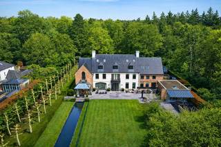Op absolute toplocatie gelegen prachtige Herenwoning met ca. 5566 vierkante meter, met o.a. een discreet geïntegreerde service-unit met eigen toegang en interne ontsluiting, verwarm zwembad en volwassen tuin.<br /><br />Indeling gelijkvloers; ruime entree centrale aslijn, vestiaire en gastentoilet, ruim salon met eiken planken en knappe gashaard, aanpalend tuinkamer met bar en zitruimte, aparte gezellige tv kamer voorzien van ingemaakte kasten en home theater, riante leef-keuken met Aga-fornuis, eetkamer en zitgedeelte, toegang naar ontspanningsruimte met hamam, kleedruimte en toilet wat mooi aansluit bij het zwembad met ingebouwde whirlpool in de tuin, toegang naar unieke wijnkelder voorzien van koeling, voorraadkelder, technische ruimte en zwembadkelder. Garage voor drie wagens met automatische poorten en handige fietsenberging met extra brede deur. Tweede entree met trap naar de service-unit (conciërge) welke voorzien van een ruime living met open keuken, slaapkamer met kasten en badkamer.<br /><br />Indeling verdieping;<br />Overloop waarop uitkomen, een supermooi oudersuite met slaapgedeelte, dressing voor haar en dressing voor hem en een luxe badkamer, tweede ruime slaapkamer met dressing, duplex en eigen badkamer, derde ruime slaapkamer met dressing en eigen badkamer, en een ontsluiting naar de service-unit (conciërge).<br />Indeling tweede verdieping; een vierde en vijfde ruime slaapkamer en badkamer, berging, en apart toilet.<br />Opmerkingen: bouwjaar 1996, upgrade 2014.