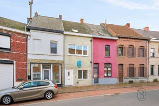 <p>Gunstig gelegen rijwoning nabij station, glv inkom, salon, living met open keuken, wasplaats, douche kamer, toillet, eerste verdiep 2 kamers + 2 kamers onder zolderverdiep. kleine kelder.</p>