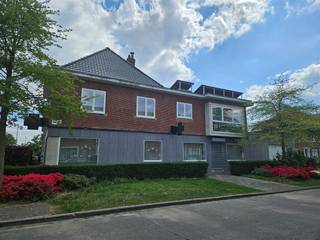 Bent u op zoek naar een veelzijdig eigendom waar wonen en werken perfect gecombineerd kunnen worden? Dan is dit uniek pand met handelsruimte én...