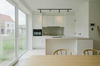 Het huis beschikt over een bewoonbare oppervlakte van 117m² en een zonnige tuin, ideaal om te genieten van rust en buitenruimte.<br /><br />De indeling is praktisch en doordacht:<br />- Inkomhal met gastentoilet<br />- Een volledig uitgeruste keuken met moderne afwerking<br />- Lichtrijke leefruimte met toegang tot de tuin<br />- Een praktische bergruimte<br />- 3 volwaardige slaapkamers<br />- Een volledig uitgeruste badkamer<br />- Zolder te bereiken via vlizotrap<br /><br />Dankzij de gunstige ligging bevindt het centrum van Kortrijk zich op wandel- en fietsafstand, terwijl ook de belangrijkste invalswegen vlot bereikbaar zijn. Dit maakt het huis ideaal voor zowel eigen bewoning als investering.<br /><br />Inclusief tuinberging! <br />Verplichte aankoop van een carport (€15.000) of staanplaats (€10.000). <br /><br />Bent u op zoek naar een energiezuinige woning met tuin op een topligging in Kortrijk? Dan is dit huis in Sluis 9 zeker een bezoek waard.<br /><br />Contacteer Alissia Dewitte - 0472 18 64 21 of Sarah Hanson - 0493 25 46 80 - voor het inplannen van een bezoek of meer info. 