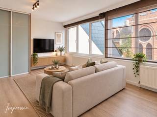 <div>
<h3>Dakappartement met extra polyvalente ruimte in hartje Arendonk</h3>
<p>Op een uitstekende ligging, midden op de markt van Arendonk, bevindt zich dit gezellige dakappartement met één slaapkamer én een extra polyvalente ruimte onder het dak. Ideaal voor starters, alleenstaanden of investeerders die op zoek zijn naar een instapklaar appartement op wandelafstand van winkels, horeca en openbaar vervoer.</p>
<p>Het appartement is gelegen op de derde verdieping en bereikbaar via de trap of deels met de lift (tot de tweede verdieping). De inkomhal geeft toegang tot een praktische berging met cv-installatie, een aparte wasberging en de badkamer, voorzien van douche, toilet en badkamermeubel.</p>
<p>De lichtrijke woonkamer met open keuken vormt het hart van het appartement en geniet van een aangename ligging aan de voorzijde van het gebouw. Verder beschikt het appartement over een ruime slaapkamer.</p>
<p>Een extra troef is de verrassende zolderverdieping, bereikbaar via een vaste trap die discreet achter een schuifwand in de woonkamer is weggewerkt. Deze ruimte kan perfect dienst doen als hobbykamer, bureau, logeerkamer of extra slaapkamer.</p>
<p>Voor optimaal wooncomfort is zowel in de woonkamer als op de zolderverdieping airconditioning aanwezig.</p>
<p>Achteraan het gebouw beschikt u bovendien over een privatieve berging, ideaal voor fietsen en afvalcontainers.</p>
<h3>Troeven</h3>
<p>✔ Centrale ligging op de markt van Arendonk<br />✔ Ruime slaapkamer + extra polyvalente zolderruimte<br />✔ Airconditioning aanwezig op beide verdiepingen<br />✔ Privatieve berging achteraan het gebouw<br />✔ Lift aanwezig tot de tweede verdieping<br />✔ Ideaal als eigen woning of investering</p>
<h3>Technische gegevens</h3>
<ul>
<li>Bouwjaar: 1994</li>
<li>Verwarming op aardgas</li>
<li>PVC schrijnwerk</li>
<li>EPC: 312 kWh/m²/jaar</li>
</ul>
<p><strong>Bent u op zoek naar een betaalbaar appartement met extra ruimte op een toplocatie in het centrum van Arendonk? Dan is dit pand zeker een bezoek waard!</strong></p>
</div>