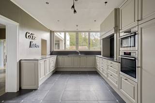 Bent u op zoek naar een oase van rust en ruimte? Dan is deze uitzonderlijke woning in een zeer rustige omgeving exact wat u zoekt! Dit huis is gelegen naast de wijk Populierendal in Grimbergen maar valt onder postcode 1800 Vilvoorde. Het huis beschikt over een royale woonoppervlakte en een waanzinnig perceel van maar liefst 39a50ca. Indeling van deze Ruime Gezinswoning:Gelijkvloers: - Centrale inkomhal met traphal en apart toilet. - Ruime leefruimtes die perfect ingedeeld zijn voor een combinatie van wonen en werken - Volledig geïnstalleerde Dovy-keuken- Toegang tot het zuidgerichte terras en de immense tuin.- Praktische wasruimte en meerdere keldersEerste verdieping: Nachthal, 3 mooie slaapkamers en één badkamerTweede verdieping: 2 slaapkamers en 1 badkamer Achterhuis: Ruime slaapkamer, Dressing en badkamerPluspunten:- prachtige, park tuin die absolute privacy biedt. - Elektriciteit conform en EPC C- Ruime parkeergelegenheid aan de voorzijde voor tot wel zes wagens.- Extra aansluitend perceel grond van 45a60ca bij aan te kopen: + 50 000 euroMis deze unieke kans niet! Contacteer Dewaele vandaag nog voor een bezoek tijdens de power-sale ontdek de luxe van wonen in het groen.