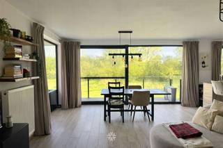 <p><span>GENTBRUGGE</span><span> - Gentbruggekouter 75A: Ben je op zoek naar een nieuwbouw appartement met balkon en parkeerplaats te huur in Gentbrugge? Dan is dit pand mogelijk iets voor jou.</span></p><p><span>De belangrijkste troeven:</span></p><ul><li><span>Rustige en groene omgeving</span></li><li><span>Lichtrijk en energiezuinig appartement</span></li><li><span>Inclusief autostaanplaats </span></li><li><span>Optie tot bemeubeld</span></li></ul><p><span>Indeling:</span><span><br />Inkomhal met gastentoilet, aangename leefruimte met open volledig ingerichte keuken, balkon met prachtig zicht, berging met aansluiting voor wasmachine, twee slaapkamers en badkamer uitgerust met inloopdouche en dubbel lavabomeubel.</span></p><p><span>Belangrijke informatie:</span><span><br />Huurprijs: </span><span>1.150 EUR/ maand + 150 EUR/maand provisie</span><span> gemeenschappelijke lasten. EGW (elektriciteit, gas, water) afzonderlijk af te rekenen.<br /></span><span>Beschikbaar vanaf</span><span>: 1/10/2026. Domicilie verplicht.<br />E-peil: 54 (94 kWh/m² jaar)</span></p><p><span>Interesse in dit gezellige appartement? Vraag dan snel jouw bezoek aan via onze website!</span></p>