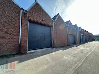 Magazijn te huur in Rumbeke met een oppervlakte van ca. 260 m², gelegen in de Blinde Rodenbachstraat.Deze functionele opslagruimte is vlot bereikbaar...