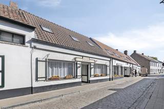 Bent u op zoek naar een pand dat wonen en ondernemen naadloos combineert? Dan is dit charmante handelshuis in Lissewege precies wat u zoekt...