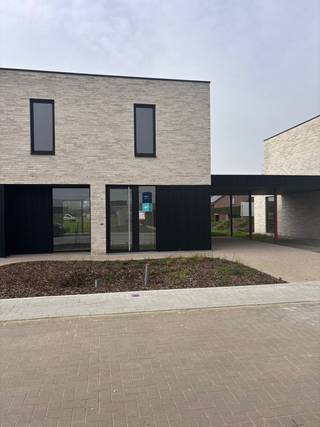 In een nieuwe en rustig gelegen verkaveling met 24 hedendaagse woningen in een doodlopende straat woon je comfortabel in een gezinsvriendelijke omgeving. De ligging binnen de driehoek Oostrozebeke – Wielsbeke – Waregem zorgt voor een vlotte bereikbaarheid van winkels, scholen en verbindingswegen richting Gent en Kortrijk.<br /><br />Deze halfopen woning combineert een praktische indeling met veel lichtinval. De leefruimte met open keuken en kookeiland biedt een mooi zicht op de tuin. Buiten geniet je van een aangename buitenruimte en kan je de auto parkeren onder een houten carport.<br /><br />De badkamer is uitgerust met zowel een ligbad als een inloopdouche, wat zorgt voor extra comfort. De woning is wind- en waterdicht, waardoor je de verdere afwerking zelf kan bepalen volgens jouw smaak en budget.<br /><br />Troeven<br />✓ open keuken met kookeiland en zicht op tuin<br />✓ houten carport<br />✓ badkamer met bad én inloopdouche<br />✓ rustige ligging in doodlopende straat<br />Oriëntatie tuin: Zuid-West (middag- en avondzon)<br /><br />Snel beschikbaar voor wie vlot wil schakelen.<br /><br /><br />Voor meer info <strong>bel naar 051 26 36 86</strong> of stuur een mail <strong>steven@lapeirre.be</strong><br /><br /><span><em>Opgelet: Prijsindicatie is prijs voor grond, infrastructuur, constructie, architect, EPB, VC en VVG.<br />Prijs is exclusief kosten!</em></span><br /> 