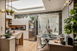 <p><span>Deze ruime halfopen bebouwing in Ekeren is gelegen op een perceel van 243 m² en beschikt over maar liefst 195 m² woonoppervlakte. Met vier slaapkamers, een garage en een aangename oostgericht terras biedt deze woning heel wat ruimte voor een gezin.</span></p><p><span>De woning is op te frissen, maar vormt dankzij haar royale volumes en praktische indeling een uitstekende basis om volledig naar eigen smaak in te richten.</span></p><p><span> </span></p><p><span>Op het gelijkvloers bevindt zich een inkomhal met gastentoilet, ruime leefruimte met open Eggo keuken, 6 jaar geleden geïnstalleerd met AEG toestellen. Van hieruit is er toegang tot het terras van circa 40 m². Verder is er een ruime berging met aansluiting voor wasmachine en droogkast. Ook een grote kelder zorgt voor heel wat extra bergruimte.</span></p><p><span> </span></p><p><span>Op de eerste verdieping bevinden zich twee slaapkamers, een badkamer met bad, lavabo en toilet, een aparte doucheruimte en een praktische vestiairekast.</span></p><p><span> </span></p><p><span>De tweede verdieping biedt nog eens twee grote slaapkamers, waardoor de woning in totaal over vier slaapkamers beschikt.</span></p><p><span> </span></p><p><span>De verdiepingen zijn afgewerkt met linoleum. Verder is de woning voorzien van houten buitenschrijnwerk en pvc, dubbele beglazing en rolluiken. Verwarming gebeurt via een gasketel. In totaal zijn er twee toiletten aanwezig. Geen renovatieplicht van toepassing.</span></p><p><span> </span></p><p><span>Troeven van deze woning</span></p><p><span> - Halfopen bebouwing in Ekeren</span></p><p><span>- 4 ruime slaapkamers</span></p><p><span> - Badkamer met bad + aparte doucheruimte</span></p><p><span> - Ruime leefruimte met open keuken</span></p><p><span> - Noordoostgericht terras van ca. 40 m²</span></p><p><span> - Grote berging met aansluiting voor wasmachine en droogkast</span></p><p><span>- Ruime kelder</span></p><p><span>- Garage</span></p><p><span> - 2 toiletten</span></p><p><span> - Dubbele beglazing en rolluiken</span></p><p><span> - Geen renovatieplicht</span></p><p><span> </span></p><p><span>Veel ruimte en mogelijkheden om naar eigen smaak te moderniseren.</span></p><p><span>Een verrassend ruime gezinswoning met vier slaapkamers en heel wat potentieel, ideaal voor wie op zoek is naar ruimte en de woning graag verder naar eigen smaak wil afwerken.</span></p>