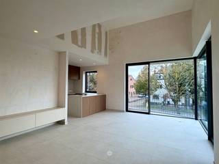 <p><span>GENTBRUGGE </span><span>- Vous recherchez un appartement neuf comprenant 3 chambres, un bureau et une grande terrasse ?</span></p><p><span>Alors cet appartement est peut-être fait pour vous !</span></p><p><span> </span></p><p><span>Ses principaux atouts en bref :</span></p><ul><li><span>Appartement très économe en énergie, équipé de 4 panneaux solaires privés</span></li><li><span>Beaucoup de lumière naturelle</span></li><li><span>Grande terrasse </span></li><li><span>Chauffage au sol pour un confort de vie optimal</span></li><li><span>Cave privative et 2 places de parking à vélos en sous-sol</span></li><li><span>Place de parking souterraine</span></li><li><span>Situé dans la résidence Watersnip au bord de l'Escaut, près des Gentbrugse Meersen et à seulement 4 km du centre de Gand</span></li></ul><p><span> </span></p><p><span>Voici à quoi ressemble l'appartement :</span></p><p><span>Depuis le vaste hall d'entrée avec vestiaire, vous accédez à l'espace de vie lumineux doté d'une cuisine équipée (lave-vaisselle, four, micro-ondes, réfrigérateur & congélateur). <br />À côté se trouve un local technique séparé avec des branchements pour la machine à laver, le sèche-linge et un système de ventilation de type D déjà installé.</span></p><p><span>Au-dessus de l’espace de vie se trouve une mezzanine ouverte pouvant servir de bureau, d’espace de jeux ou d’espace de vie supplémentaire.</span></p><p><span>Le couloir donne accès à 3 chambres, une salle de douche indépendante, une élégante salle de bains avec douche, lavabo et WC, ainsi qu’aux toilettes séparées pour les invités.</span></p><p><span>La terrasse est accessible depuis le salon et deux chambres.</span></p><p><span>Un débarras privatif en sous-sol, deux emplacements à vélos et une place de parking privative dans le garage souterrain complètent l'ensemble.</span></p><p><span> </span></p><p><span>Important :</span><span><br />Disponible à partir du : 01/01/2027</span></p><p><span>Loyer : € 1 400 par mois + €200 de provision. EGW à souscrire séparément.</span></p><p><span>PEP : 11</span><span> kWh/m²/an (classe énergétique : E7)</span></p><p><span> </span></p><p><span>Pour une visite sur place, n'oubliez pas de remplir votre profil de locataire sur <span>www.axellenaerts.be</span></span><span>!</span></p><p><span> </span></p>