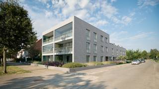 RIVERSIDE – Exclusief wonen met panoramisch uitzicht op het MAS en de Schelde<br /><br />Op een unieke hoeklocatie, recht tegenover de jachthaven en met frontaal zicht op het MAS, verrijst RIVERSIDE. Dit kleinschalige nieuwbouwproject combineert stijlvolle appartementen met ruime terrassen en split-level woningen met private tuinen.  <br /><br />Dankzij de topligging op de hoek van de Thonetlaan en Fromentinstraat geniet je van een adembenemend zicht op de skyline van Antwerpen, van het Havenhuis tot de Kathedraal en den Boerentoren. Bovendien is de stad vlot bereikbaar via invalswegen, de Waaslandtunnel, de voetgangerstunnel of De Waterbus, die je in 10 minuten naar het Steenplein brengt.  <br /><br />Omgeven door groen biedt RIVERSIDE tal van sport- en ontspanningsmogelijkheden: speeltuinen, tennis- en basketbalvelden, een skatepark en een openluchtzwembad. Op wandelafstand vind je het Sint-Annastrand en Strantwerpen, ideaal voor een hapje en een drankje met de voeten in het zand. Winkels en restaurants liggen eveneens vlakbij.  <br /><br />Bovendien voorziet het goedgekeurde RUP Sint-Anneke een uitbreiding van de jachthaven en een nieuwe wandeldijk, wat de locatie nóg aantrekkelijker maakt.  <br /><br />Mis deze kans niet en ontdek RIVERSIDE, waar luxe en rust samenkomen!  <br /><br />Neem contact met ons op voor meer uitleg over dit project.