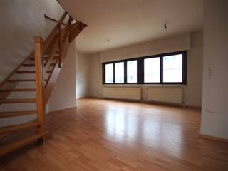 <p>Ben je op zoek naar een renovatieproject op een toplocatie? Dit te renoveren appartement in het hart van Aarschot bied je de kans om jouw eigen stempel te drukken en een thuis te creëren die volledig aan jouw wensen voldoet. Momenteel zijn het 2 appartementen die tot 1 geheel kan gemaakt worden.<br /><br />Belangrijkste kenmerken:<br /><br />Centrale ligging: Gelegen in het centrum van Aarschot, dichtbij winkels, scholen, restaurants en openbaar vervoer.<br />Renovatiepotentieel: Ideaal voor wie een project zoekt om een moderne en persoonlijke woonruimte te creëren.<br />Goede ligging: Perfect voor zowel starters als investeerders dankzij de uitstekende locatie met alle voorzieningen binnen handbereik.<br />Ruimte voor verbetering: Door de renovatie krijg je de mogelijkheid om waarde toe te voegen aan het appartement en het volledig naar jouw eigen smaak in te richten.<br /><br />Dit appartement biedt een unieke kans voor wie op zoek is naar een project in een gewilde buurt.<br /><br /><br /> </p>