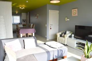 Op zoek naar een instapklaar appartement met ruimte en alle comfort? Dit verzorgde duplexappartement maakt deel uit van een kleinschalige residentie met slechts 3 appartementen en geniet van een uitstekende ligging in het centrum van Gullegem.<br /><br />Indeling als volgt:<br />Op de eerste verdieping kom je terecht in een aangename en lichtrijke leefruimte met een open keuken, een apart toilet en als absolute troef een ruim zonneterras. De ideale plek om te genieten van een aperitief, een gezellige maaltijd of gewoon heerlijk te ontspannen.<br /><br />De tweede verdieping biedt 2 volwaardige slaapkamers en een verzorgde badkamer, uitgerust met een praktische douche.<br /><br />Instapklaar!<br /><br />Onze ref. DEV5177<br />Stedenbouwkundige info in aanvraag