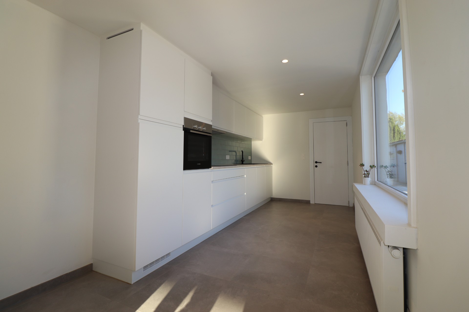 Gerenoveerde woning met 3 slaapkamers, garage en zeer grote tuin in Moen - foto 4