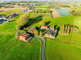 De karaktervolle roterij geeft deze eigendom een uitzonderlijke uitstraling. In combinatie met de woning en de bijgebouwen biedt het geheel tal van mogelijkheden voor diverse projecten. De eigendom omvat momenteel een grondoppervlakte van ca. 6.000 m², met een bebouwde oppervlakte van ca. 1.600 m² en schitterende vergezichten.<br /><br />Daarnaast bestaat de mogelijkheid om nog ca. 39.000 m² aanpalende gronden bij aan te kopen. De aankoop van deze bijkomende percelen is niet verplicht: bepaalde percelen kunnen ook afzonderlijk worden aangeboden.<br /><br />De eigendom omvat op heden:<br /><br />een woonhuis met gelijkvloers, eerste verdieping/zolder en kelder;<br />meerdere stallingen en bergingen;<br />uitgestrekte landerijen.<br /><br />De eigendom geniet bovendien van een vlotte bereikbaarheid en bevindt zich in de nabijheid van belangrijke invalswegen.<br /><br />Bent u op zoek naar een karaktervolle eigendom met tal van mogelijkheden en uitbreidingsmogelijkheden? Neem dan contact op met dossierbeheerder Jeroen Taillieu via +32 493 25 14 33 of jeroen.taillieu@dewaele.com.<br /><br />
