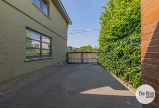 EERSTE KIJKMOMENT - ZAT 8/8 - 10U (op afspraak - 053/60.65.60)<br /><br />HAALTERT - Deze schitterend, gerenoveerde, HOB vinden we terug op een goede locatie in Haaltert. Zeer dichtbij scholen, winkels, openbaar vervoer en toegangswegen richting Aalst en G'bergen.<br /><br />De woning beschikt over een bewoonbare opp van 224m² en een schitterend zonnig terras van 48m²!<br />Gerenoveerd tot in de puntjes, met waardevolle materialen en uitgevoerd door vakmannen.<br />Nieuwe, landelijke keuken met alle toestellen, overal nieuwe vloeren en laminaat ( boven en beneden), vloerverwarming op aardgas, nieuwe deuren (Steellook),vernieuwde leidingen, nieuwe boilers, 2 vernieuwde badkamers met ligbad en douche, overal inbouwkasten, nieuwe achterbouw met open zicht op het terras (zonneluifel), nieuwe ramen en dak, elektrische toegangspoort tot de oprit, en garagepoort. En last but not least, de zolderverdieping is omgetoverd tot een masterbedroom met ensuit badkamer. Een pareltje dus!!<br />De indeling van het huis is als volgt, inkomhal met toegang tot de grote leefruimte, open keuken in de achterbouw met veel lichtinval, grote berging naast de keuken, aan de andere kant toegang tot de garage en toilet. Op de verdieping vinden we 2 grote slaapkamers, badkamer en berging. Via een vaste trap ga je dan naar de zolderverdieping met 3de slaapkamer en 2de badkamer.<br />Parkeergelegenheid voor 2 wagens op de oprit en 2 in de garage.<br />De elektriciteit is conform en geen asbest.<br />Dit huis is echt de moeite waard om te bezoeken. Compleet instapklaar en uitermate geschikt voor gezinnen met kinderen, jonge mensen die van luxe houden.<br /><br />Aarzel dus niet en plan je afspraak in via 053/60.65.60!! De vermelde prijs is een richtprijs. Na ontvangst van de biedingen beslist de verkoper vrij om al dan niet over te gaan tot verkoop en aan welk bod. De richtprijs is niet bindend.