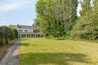 Op een centrale ligging in Gullegem bevindt zich dit veelzijdige handelspand met een appartement op de verdieping. Dankzij de ruime commerciële oppervlakte en de vele mogelijkheden is dit pand ideaal voor zelfstandigen of vrije beroepen.<br /><br />Handelspand: <br />- Onthaalruimte<br />- Polyvalente handelsruimte (ca. 244m²)<br />- Verdieping van ca. 66.5m²<br />- Afzonderlijke kleedkamers en douches<br />- Stockageruimte<br />- Garage<br />- Ruime tuin <br />- Ca. 5 parkeerplaatsen voor het gebouw<br /><br />Appartement: <br />- Aparte inkom<br />- 2 Slaapkamers<br />- 1 Berging<br />- Badkamer<br />- Terras<br />- Op te frissen<br /><br />Troeven: <br />- Centrale ligging<br />- Veel mogelijkheden<br />- Woon en werk op 1 locatie<br /><br />Dit pand kan onderhevig zijn aan de renovatieverplichting die door de Vlaamse overheid wordt opgelegd voor niet-residentiële gebouwen. Consulteer voor meer informatie de website van het Vlaams Energie- en Klimaatagentschap via https://www.energiesparen.be/nr/renovatieverplichting.<br /><br />Op zoek naar bedrijfsvastgoed bestaande uit een handelspand te koop in Gullegem? Contacteer ons voor meer informatie of een bezoek ter plaatse. <br /><br />Bestuursmaatregelen in het maatregelenregister: in aanvraag<br /><br />Deze AI-visualisaties zijn bedoeld als inspiratie. Er werd geen rekening gehouden met technische specificaties, stedenbouwkundige voorschriften of de concrete mogelijkheden tot realisatie.