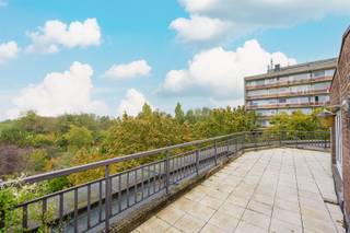 <p>Dit appartement is centraal gelegen in de gegeerde Collegewijk, aan de Antwerpse stadsrand en op wandelafstand van het prachtige Rivierenhof.<br />Dankzij de vlotte bereikbaarheid van de autosnelweg, het openbaar vervoer en de nabijheid van winkels en scholen, geniet u hier van een bijzonder praktische woonomgeving.</p><p>Dit appartement bevindt zich op de vierde verdieping en omvat een inkomhal met vestiairekast, een slaapkamer op parketvloer (ca 15m2), een open bureau- of hobbyruimte op parketvloer (ca. 8m2, eventueel te voorzien van een tussenmuur) , een badkamer met ligbad en toilet, een zonnige leefruimte op parketvloer met houthaard, een ingerichte keuken met ingebouwde toestellen aan de achterzijde, riante zonneterras op tegels aan de voorzijde, toegankelijk vanuit de leefkamer. <br />Achteraan bevindt zich nog een extra slaapkamer op laminaatvloer met aansluitend een ruime en praktische berging.<br />Ondergrondse autostaanplaats + kelderberging inbegrepen.</p><p>extra's:<br />- EPC 373kWh/m2 (label D) -> geen renovatieplicht<br />- Asbestveilig<br />- Lift aanwezig in het gebouw (van kelderverdieping tot derde verdieping)<br />- Recent herschilderd en onmiddellijk beschikbaar<br />- Voorzien van een veiligheidsdeur</p><p>Info/bezoek: 03/283 83 00 - noord@sinjoor.be<br /> </p>