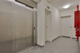 Appartement met frontaal zicht op de Schelde. INDELING Langs de inkomhal met toilet en bijhorende berging kom je terecht in de living met open...