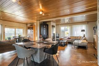 <strong>Deze stevige en ruime alleenstaande woning is gelegen op een mooi perceel van 908 m² en biedt met maar liefst 234 m² bewoonbare oppervlakte</strong> heel wat ruimte en mogelijkheden.<br />Dankzij de praktische indeling, met onder meer twee slaapkamers en een badkamer op het gelijkvloers, leent de woning zich perfect tot gelijkvloers wonen.<br />Ook voor wie wonen en werken wenst te combineren, bijvoorbeeld door de uitoefening van een vrij beroep, biedt deze eigendom interessante mogelijkheden.<br />De zuidgerichte tuin met terras en het aangename uitzicht op het achterliggende landelijke gebied maken het plaatje compleet!<br /><br /><u><strong>INDELING</strong></u><br />Gelijkvloers: inkomhal met gastentoilet, ruime geïnstalleerde keuken, berging, lichtrijke leefruimte met zicht op de tuin, twee volwaardige slaapkamers, badkamer en ruime inpandige garage met tweede toilet.<br />Eerste verdieping: nachthal, dressing en twee bijkomende ruime slaapkamers.<br />Verder beschikt de woning over een droge staankelder, een kruipkelder onder de volledige woning en een praktische bergzolder boven de garage.<br />Ook buiten heeft deze eigendom heel wat te bieden. Zo geniet u van een mooi aangelegde tuin met zuidgericht terras op een perceel van 908 m².<br />Vooraan de woning is bovendien ruime private parkeergelegenheid voorzien op eigen terrein.<br /><br /><u><strong>TECHNISCH</strong></u>
<ul>
	<li>Perceeloppervlakte: 908 m²</li>
	<li>Bewoonbare oppervlakte: 234 m²</li>
	<li>Centrale verwarming op aardgas </li>
	<li>Elektrische installatie deels vernieuwd</li>
	<li>Dubbele beglazing (deels vernieuwd)</li>
	<li>EPC-label D - geen renovatieverplichting</li>
</ul>
<br /><u><strong>TROEVEN</strong></u>

<ul>
	<li>Instapklaar</li>
	<li>Alleenstaand</li>
	<li>Ruime oppervlaktes</li>
	<li>4 slaapkamers</li>
	<li>Mogelijkheid tot gelijkvloers wonen</li>
	<li>Ruime inpandige garage</li>
	<li>Zuidgerichte tuin en terras</li>
	<li>Kruipkelder onder de volledige woning</li>
	<li>Geen renovatieverplichting</li>
</ul>
<br /><u><strong>CONTACT</strong></u><br />Interesse in deze ruime eigendom met tal van mogelijkheden?<br />Contacteer Aaron voor meer informatie of een bezoek ter plaatse via 0471 / 89 28 25 of aaron@real-immo.be.