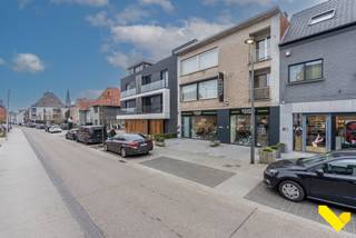 Goed gelegen winkelruimte met vooraan een showroom en achteraan een opslagruimte.Ook een kantoorruimte is hier intern voorzien.Parking is in de...