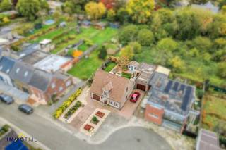 Deze vrijstaande woning biedt op het gelijkvloers een inkomhal met gastentoilet. De lichtrijke woonkamer met eetplaats straalt warmte en...