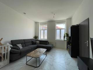 Gerenoveerde woning met 4 slaapkamers en tuin te Wervik<br /><br /><strong>Deze woning bestaat uit: </strong><br /><br /><u>* Gelijkvloers:</u> inkomhal met toilet, ruime living die meegaat met de eetkamer en de keuken.  Er is momenteel geen keuken aanwezig.  De keuken heeft een inkijk naar gezellige tuin.<br />Bij de keuken heb je nog een aparte berging.<br />De kelder is volledig droog.<br /><u>* 1ste verdieping:</u> 2 ruime slaapkamers en badkamer. In de badkamer bevindt zich er nog een extra toilet.  <br /><u>* 2de verdieping:</u> 2 ruime slaapkamers<br /><br />+ volledig gerenoveerd<br />+ elektriciteit conform<br />+ gunstig EPC