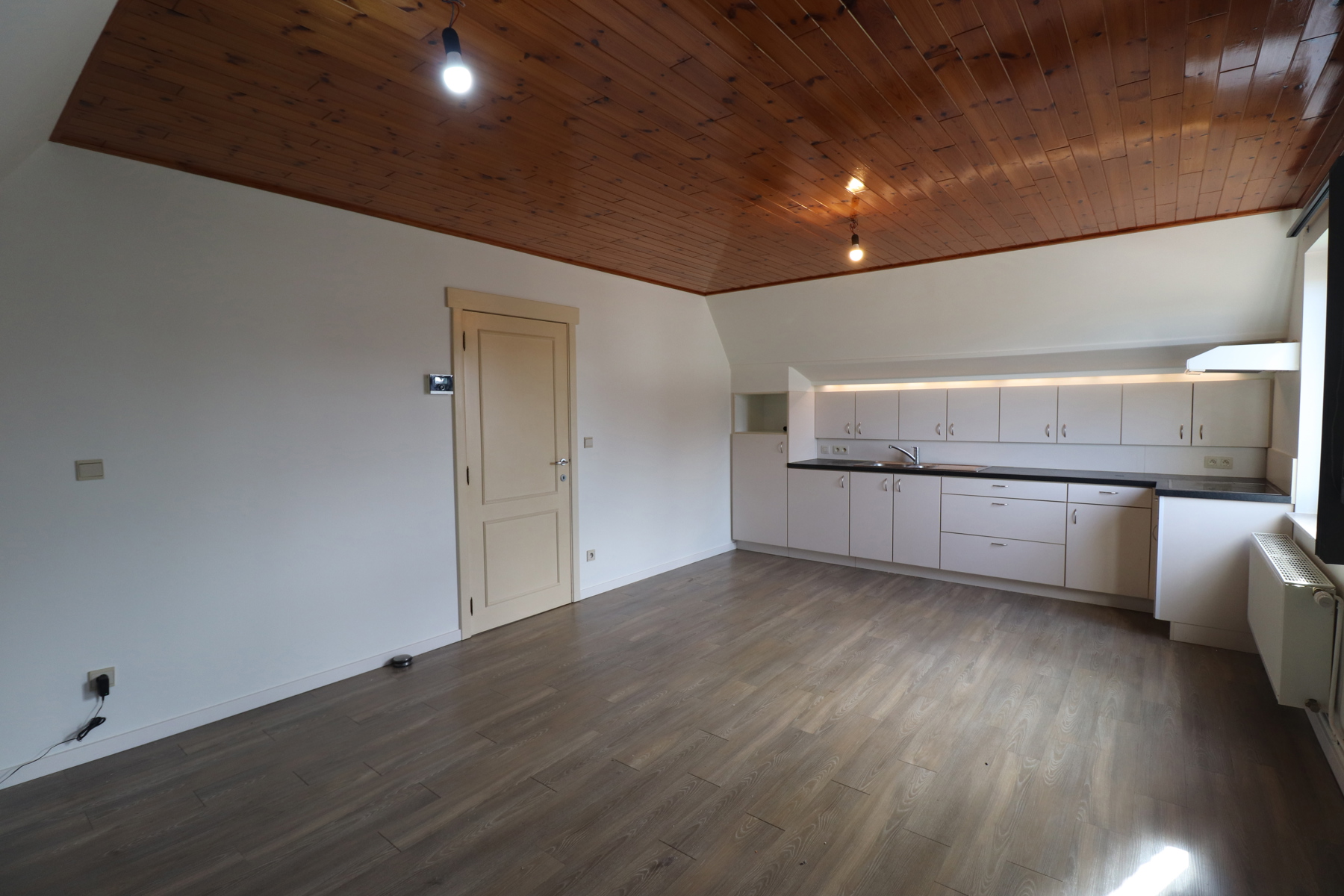 Appartement op de 1ste verdieping met carport/tuinberging en terras met tuin. - foto 4