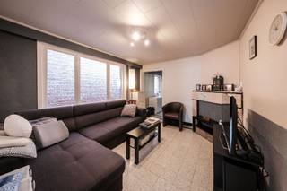 <p></p><div><p>Ben je op zoek naar een woning met charme, ruimte en tal van mogelijkheden? Dan is deze karaktervolle rijwoning in het centrum van Ramsel zeker een bezoek waard!</p><p>Deze woning geniet van een uitstekende ligging, op wandelafstand van winkels, scholen, openbaar vervoer en andere dagelijkse voorzieningen. Achter de authentieke gevel schuilt een woning met veel potentieel voor wie graag zijn eigen stempel drukt op zijn toekomstige thuis.</p><p>Reeds enkele belangrijke investeringen werden uitgevoerd: het dak werd vernieuwd, de ramen aan de voorzijde werden vervangen en ook de gasketel werd recent vernieuwd. Hierdoor kan je je verder focussen op de renovatie en inrichting naar eigen smaak.</p><p>Binnen tref je ruime kamers met tal van mogelijkheden. Een absolute troef is de grote zolderruimte, die mits verdere afwerking kan worden omgevormd tot extra slaapkamers of een hobbyruimte.</p><p>Buiten geniet je van een gezellige, privatieve tuin waar het heerlijk vertoeven is. Extra praktisch is de rechtstreekse toegang vanaf de straatzijde naar de tuin, ideaal voor fietsen, tuinmateriaal of het creëren van een vlotte doorgang naar achteren.</p><p>Interesse? Neem contact op voor een bezoek ter plaatse. </p></div>