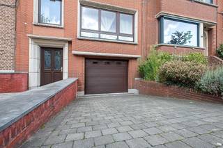 <p><span>Ligging:</span></p><p><span> </span></p><p><span>Eengezinswoning (bel-etage) uitstekend gelegen in een straat met karaktervolle woningen en op wandelafstand van het Te Boelaerpark en het Boekenbergpark.In de directe omgeving is er een aanbod van buurtwinkels, supermarkt, horeca en sportgelegenheden.</span></p><p><span> </span></p><p><span>Indeling:</span></p><p><span> </span></p><p><span>De woning is ingedeeld met een halfondergrondse kelderverdieping waar er een garage is met automatische poort en oprit, een voorraadkamer, een berging met toilet , een kelderberging en een wasplaats. Vanuit de wasplaats is er doorgang naar de iets hoger gelegen tuin.</span></p><p><span>Op het gelijkvloers is er vooraan een ruime woonkamer (45 m²!)met laminaatparket en achteraan een ruime open ingerichte keuken met plaats voor een ontbijt/eettafel. Vanuit de keuken is er doorgang naar een gezellig en mooi aangelegd terras met een trap naar de tuin. Eveneens op het gelijkvloers is er een ruime kamer geschikt als slaap/logeerkamer of bureel (mooi zicht op de tuin!) en een badkamer met douche en toilet.<br />Op de bovenverdieping (voorheen een appartement en waarvan de indeling werd behouden) vinden we vooraan een zeer grote slaapkamer (30 m²) met aansluitend een badkamer met douche en toilet/bidet, een apart toilet, een douchekamer, een bergkamer en achteraan 2 ruime slaapkamers (14 & 14.5 m²) beiden met kurkvloer.</span></p><p><span> </span></p><p><span>Technische kenmerken:</span></p><p><span> </span></p><p><span>EPC Label D (geen renovatieplicht), houten ramen met (HR- dubbele beglazing, recente Vaillant condensatieketel op aardgas, zonnepanelen met certificaten tot 2029, woning verbouwd/gerenoveerd in 1996</span></p>