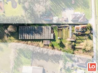 Op dit riante perceel staat momenteel een open woning (afbraakpand of totale renovatie) waardoor er kan gebouwd worden aan 6% BTW (op constructie). Gezien de totale straatbreedte van 56 meter kan het perceel verkaveld worden in drie loten waarvan 1 open bebouwing en twee halfopen bebouwingen. De totale oppervlakte van het terrein is 7840m², waarvan +/- 2405m² in woonzone, zijnde bouwgrond.  Achter de bouwgrond/woning bevindt er zich een aluminium serre in goed staat is en op het einde nog een mooie boomgaard.  Kortom een eigendom met heel veel mogelijkheden op een mooi ligging tussen Beervelde en Destelbergen en met een zuidgerichte orientatie.<br /><br />Voor meer info en/of een bezoek ter plaatse kan u een mail sturen naar info@loimmo.be met vermelding van uw GSM nummer en wij nemen contact met u op!