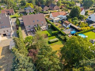 Cherchez-vous une propriété exceptionnelle où vivre confortablement et entreprendre professionnellement se marient parfaitement ? Alors, cette spacieuse villa située au 8, Craenevenne à Genk est une opportunité unique.<br /><br />Cette ancienne pratique médicale dispose d'une entrée latérale séparée, d'une salle d'attente spacieuse et de plusieurs espaces de pratique ou de bureau, ce qui permet de recevoir les clients ou les patients complètement séparés de la partie privée. La propriété est particulièrement adaptée pour les professions libérales, une pratique de groupe, un cabinet d'avocats ou de comptables, des services de consultation ou d'autres activités professionnelles.<br /><br />Grâce à son agencement généreux et à son accès séparé, cette propriété offre également d'excellentes possibilités pour la cohabitation intergénérationnelle ou une maison de soins (sous réserve des règlements d'urbanisme en vigueur). Ainsi, plusieurs générations peuvent vivre confortablement ensemble tout en préservant l'intimité de chacun.<br /><br />La maison elle-même offre tout l'espace nécessaire pour une grande famille et dispose de cinq chambres à coucher, deux salles de bains, un espace bureau séparé, une buanderie pratique et un grenier spacieux.<br /><br />Un atout supplémentaire est l'étage entièrement sous-sol, idéal comme espace de rangement, de loisirs ou de stockage supplémentaire. De plus, la maison dispose d'un garage souterrain double.<br /><br />À l'extérieur, vous serez accueilli dans un jardin magnifiquement aménagé où règnent calme et intimité. Grâce à la végétation mature et à l'aménagement réfléchi, vous pourrez profiter toute l'année d'une oasis verdoyante. Le stationnement est également prévu, avec suffisamment de places de parking sur le terrain pour les résidents, les clients et les visiteurs.<br /><br />Caractéristiques exceptionnelles :<br />Ancienne pratique médicale avec agencement professionnel.<br />Entrée latérale séparée pour la pratique ou le bureau.<br />Salle d'attente spacieuse et plusieurs espaces de pratique/bureau.<br />Possibilité de combiner logement et travail.<br />Adapté à la cohabitation intergénérationnelle ou à la maison de soins (sous réserve de permis).<br />5 chambres spacieuses.<br />2 salles de bains.<br />Espace bureau séparé.<br />Buanderie pratique.<br />Grenier spacieux.<br />Étage entièrement sous-sol.<br />Garage souterrain double.<br />Nombreuses places de parking sur le terrain.<br />Jardin magnifiquement aménagé avec une intimité maximale.<br />Emplacement résidentiel calme avec une accessibilité exceptionnelle.<br /><br />Cette villa polyvalente combine espace, confort et fonctionnalité de manière exceptionnelle. Que vous recherchiez une maison familiale exclusive, une pratique à domicile, une propriété pour plusieurs générations ou une combinaison de logement et d'entreprise, cette propriété unique offre de nombreuses possibilités et est prête pour un nouveau chapitre.