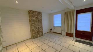 <p><span>IN EEN DOODLOPENDE STRAAT NET BUITEN HET CENTRUM</span></p><p><span> </span></p><p><span>Net buiten de stad staat deze woning dapper in zijn schoenen.<br />Eens binnen worden we overweldigd door een warme gezelligheid, mooie ruimtes en achteraan een zalig groene tuin.</span></p><p><span>Grote leefruimte met geïntegreerde keukenhoek waar een mooie dak uitbouw zorgt voor heel veel licht. </span></p><p><span>Aansluitend is een grote aanbouw die voorzien is van grote glaspartijen en uitkijkt uit op de tuin.  </span></p><p><span>Er zijn 2 ruime slaapkamers en een nette badkamer.  </span></p><p><span>Een aangenaam terras en een diepe groene tuin zijn graag partner van de zon tot in de late uurtjes.</span></p><p><span> </span></p><p><span>VLOT GELEGEN<br />GEZELLIGHEID TROEF<br />MOOIE GROENE TUIN<br />      </span></p>