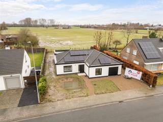 <h1><span>Gelijkvloerse gerenoveerde villa met prachtig landelijk zicht in Kuurne</span></h1><p><span>Deze volledig gerenoveerde en energiezuinige villa (EPC A) biedt een uitzonderlijke combinatie van comfort, stijl en rust. Dankzij de gelijkvloerse indeling, hoogwaardige afwerking en het open zicht op de achterliggende velden is dit een unieke kans voor wie houdt van ruimte en kwaliteit.</span></p><h2><span>Indeling</span></h2><ul><li><span>Inkomhal</span></li><li><span>Lichtrijke leefruimte met zicht op de tuin en omliggende natuur</span></li><li><span>Volledig uitgeruste keuken met prachtig landelijk uitzicht</span></li><li><span>Masterbedroom met ruime dressing en eigen badkamer (ligbad én douche)</span></li><li><span>Twee extra slaapkamers</span></li><li><span>Tweede badkamer</span></li></ul><h2><span>Troeven</span></h2><ul><li><span>EPC-label A</span></li><li><span>Warmtepomp NIBE (lucht/water, incl. passief koelen)</span></li><li><span>10 zonnepanelen</span></li><li><span>Ventilatiesysteem C+</span></li><li><span>Volledig geïsoleerd</span></li><li><span>Gelijkvloers wonen</span></li><li><span>Rustige ligging met weids landelijk zicht</span></li></ul><p><span>Deze woning is ideaal voor wie een instapklare, energiezuinige en stijlvolle villa zoekt op een rustige locatie in Kuurne.</span></p><p><span> </span></p>