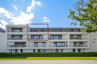 Dit recent project is gunstig gelegen nabij het centrum van Geel. <br /><br />Het appartement omvat een inkomhal, een afzonderlijk toilet, een leefruimte met open keuken, een berging, een badkamer, 2 slaapkamers en een terras. Het appartement is overal betegeld met een stijlvolle grote tegel. De badkamer is voorzien van een grote inloopdouche, toilet en badkamermeubel met wastafel.<br /><br />Ondergrondse autostaanplaats en berging beschikbaar.<br /><br />Bijzonderheden:<br />- EPC: A-label<br />- Gemeenschappelijke kosten: €60