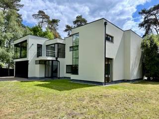 Deze moderne villa, met een terreinopp. van 1.541 m² en een bewoonbare opp. van maar liefst 457 m², heeft een enorm potentieel.<br />Inkomhal met apart toilet en vestiairekast.<br />Living van 100 m² en open, geïnstalleerde keuken van 27 m², met enorm veel lichtinval, die uitkijken op de achtergelegen tuin met zo-terras van 80 m².<br />Middenin is er nog een afgesloten bureelruimte van 15 m².<br />Links beneden zijn er nog 2 koele bergingen, een wasplaats en een 1e slk van 18 m².<br />Via een draaitrap komen we op de linkse bovenverdieping met nog 2 slk’s van 12 en 14 m², elk met ingemaakte kasten en een vast bureau, die uitgeven op het bovenste terras van 75 m².<br />Aan deze kant bevindt er zich tevens de 1e badkamer met inloopdouche, toilet, dubbele lavabo en handdoekwarmer.<br />Aan de inkom bevindt zich de trap naar de 1e verdieping van de rechtse kant van de villa.<br />Hier bevinden er zich nog 3 slk’s: 1 van 45 m² met ingemaakte kasten, 1 van 15 m² en 1 van 33 m² + aparte dressing van 10 m².<br />Deze laatste heeft een ensuite badkamer met ligbad, inloopdouche, dubbele lavabo, toilet en handdoekwarmer.<br />Op de overloop is er nog een extra badkamer met inloopdouche, ligbad, dubbel lavabo, toilet en handdoekwarmer.<br />Ook deze kant heeft een zo-terras van 25 m².<br />De villa is dus ideaal voor een groot gezin of een kangoeroe woning.<br />Ruime dubbel garage van 40 m².