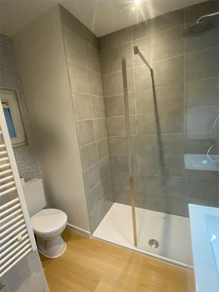 INFO &amp; AFSPRAKEN ENKEL via het zoekertje reageren !<br /><br />Ruim gerenoveerd 1-slaapkamer appartement met veel licht inval, gelegen in de trendy Kammenstraat op een steenworp van de Groenplaats en openbaar vervoer.<br /><br />Via de gemeenschappelijke trappenhal komt u het appartement op de 2e verdieping binnen in de inkomhal van het appartement. Er is een zeer ruime living met veel lichtinval.<br /><br />De nieuwe keuken is voorzien van een inductie kookvuur, oven, dampkap, enkele spoelbak, ingebouwde ijskast met vriesvak en voldoende opbergmogelijkheden.<br /><br />De nieuwe badkamer is voorzien van een lavabo, wc, inloopdouche en aansluiting voor wasmachine.<br /><br />Alle vloeren zijn voorzien van nieuwe laminaat.<br /><br />- 3 maanden huurwaarborg<br />- max 2 personen<br />- € 875 / maand + € 70 provisiekosten (incl water)