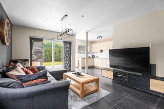 <p><strong>Instapklare halfopen bebouwing met 3 slaapkamers, garage en zonnige tuin in Lokeren</strong></p><p>Bent u op zoek naar een instapklare gezinswoning op een gunstige locatie met een uitstekende bereikbaarheid? Dan zal deze verzorgde halfopen bebouwing uit 2012 u ongetwijfeld weten te bekoren.</p><p></p><p>De woning is gelegen in een rustige doodlopende straat in een kindvriendelijke buurt, op fietsafstand van het centrum van Lokeren. Dankzij de vlotte verbinding met de E17 bent u snel op weg, terwijl winkels, een supermarkt, scholen en sportvoorzieningen zich in de onmiddellijke omgeving bevinden.</p><p></p><p>Bij het binnenkomen is er een inkomhal met gastentoilet. De lichtrijke leefruimte sluit mooi aan op de ingerichte keuken, die voorzien is van alle hedendaags comfort. Aansluitend bevindt zich de inpandige garage met aparte berging. Op de eerste verdieping bevinden zich drie ruime slaapkamers, met aansluitende dressing en een volledig ingerichte badkamer met ligbad, inloopdouche, dubbel lavabomeubel en apart toilet. Ook buiten is het heerlijk vertoeven. De zonnige, onderhoudsvriendelijke tuin beschikt over een ruim tuinhuis en een lounge. Naast de inpandige garage beschikt de woning over een privatieve parkeerplaats naast de woning en is er bovendien de mogelijkheid om een tweede wagen te parkeren. </p><p></p><p>Met een gunstig EPC-label B biedt deze woning niet alleen veel wooncomfort, maar ook een energiezuinige toekomst.</p><p>Aarzel niet en plan je bezoek in op onze bezoekdag! </p>
