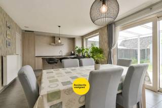 Welkom in de Groene-Herdersgoed 27 in Roeselare, een fantastische, energiezuinige woning gelegen in een rustige, residentiële wijk. Dankzij de gunstige ligging geniet u van een vlotte verbinding naar de snelweg én het levendige stadscentrum van Roeselare.<br /><br />Bij het binnenkomen wordt u verwelkomd in een stijlvolle inkomhal met apart gastentoilet. De lichtrijke leefruimte straalt warmte en gezelligheid uit en vloeit naadloos over in de volledig uitgeruste keuken met moderne toestellen en een praktisch kookeiland – de ideale plek voor wie van koken houdt. Op zonnige dagen wandelt u rechtstreeks de tuin in, waar u in alle rust kunt genieten van de zon en een heerlijk drankje.<br /><br />Op de bovenverdieping vindt u drie volwaardige slaapkamers, ingericht met het oog op optimaal comfort en nachtrust. De stijlvolle badkamer beschikt over een ruime inloopdouche, een ligbad, een badkamermeubel met lavabo en een tweede toilet.<br /><br />De buitenruimte is een absolute troef: een aangelegde tuin met een gezellige overkapping. U kiest op elk moment van de dag tussen zon en schaduw. Parkeren doet u eenvoudig op de ruime oprit, die plaats biedt aan meerdere wagens. Daarnaast beschikt de woning over een inpandige garage.<br /><br />De vermelde prijs is een richtprijs. Elk bod, hoger of lager dan deze prijs, wordt voorgelegd aan de eigenaar, die zich het recht voorbehoudt om dit te aanvaarden of te weigeren.