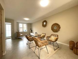 Menen: smaakvol gerenoveerde woning met 4 kamers en garage te huur.Indeling:inkomhal, living met open keuken, badkamer, 2 aparte toiletten,...