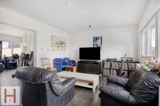 <p>Duplex appartement met 2 slaapkamers en ruim terras.</p>
<p>Op zoek naar een ruim en gezellig appartement op een centrale locatie? Dit lichtrijke duplexappartement met 2 slaapkamers en een ruim terras (+/-30m²) is gelegen in het centrum van Broechem.</p>
<p>De duplex combineert een aangename leefruimte met een praktische keuken en biedt dankzij het ruime terras een heerlijke plek om te genieten van het buitenleven. De centrale ligging zorgt ervoor dat winkels, horeca, openbaar vervoer en andere voorzieningen vlot bereikbaar zijn.</p>
<p>De duplex is gelegen in de kleinschalig gebouw met slechts 2 appartementen. Geen gemeenschappelijke kosten en een stabiele huurgeschiedens betekenen dat dit pand eveneens een mooie investeringsopportuniteit is.</p>
<p><strong>Troeven:</strong></p>
<ul>
<li>Duplexappartement met 2 slaapkamers;</li>
<li>Ruim en aangenaam terras;</li>
<li>Centrale ligging in het centrum van Broechem;</li>
<li>Lichtrijke leefruimte;</li>
<li>Ideaal voor koppels, gezinnen of als investering;</li>
</ul>
Voor meer informatie of een afspraak ter plaatse kan u steeds contact opnemen met<span> </span>philippe@hemeldonckvastgoed.be<span> </span>of 014/89.66.26.