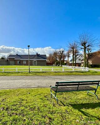 Unieke bouwgrond (576 m²) voor open bebouwing met 11 m gevelbreedte en zuidgerichte tuin.In de rustige en residentiële Herfstlaan te Deinze bieden...