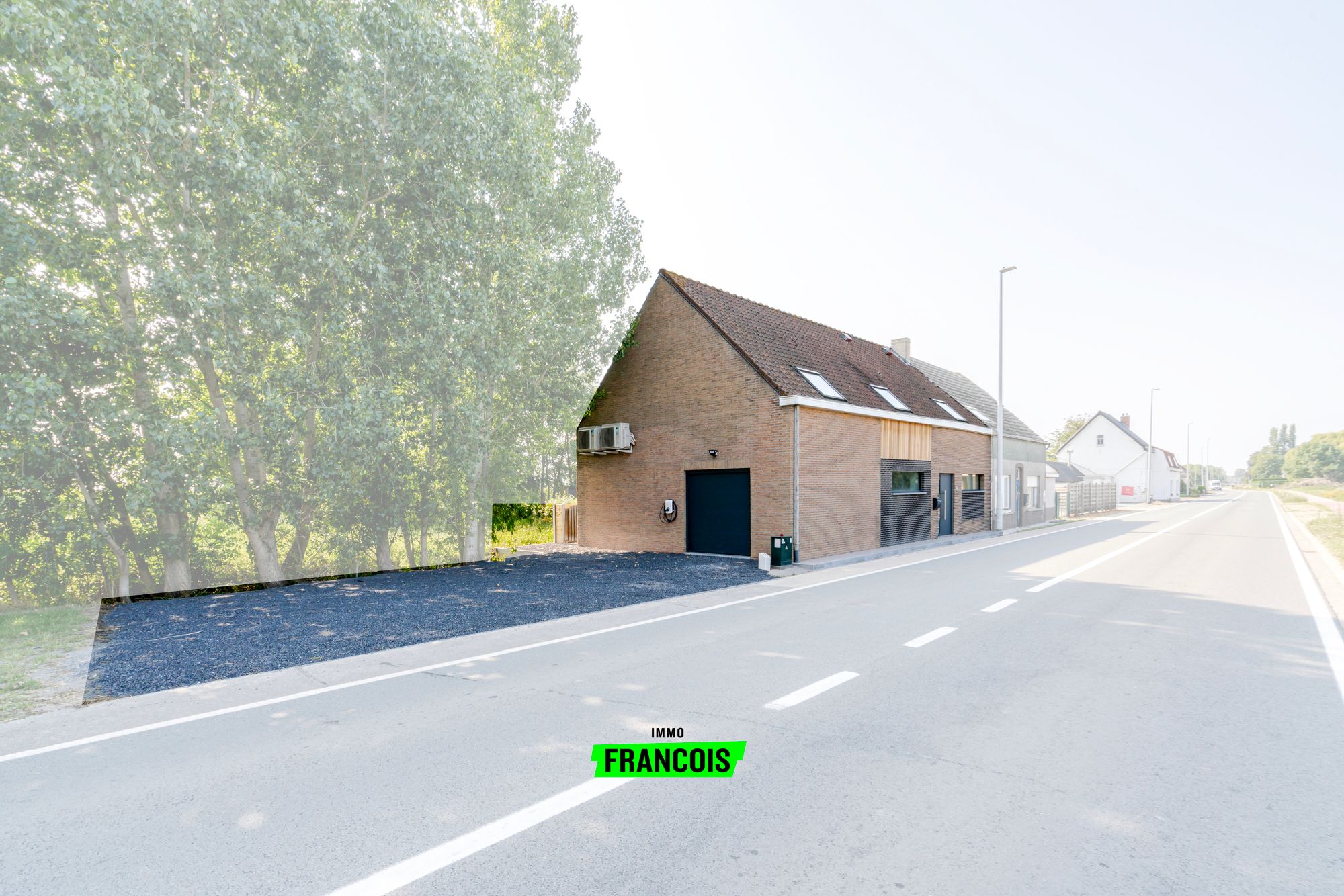 Volledig gerenoveerde woning met 5 slaapkamers te koop in Kaprijke. - foto 1